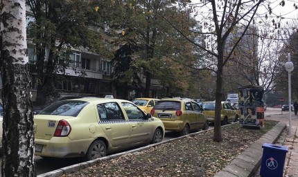Общинските съветници одобриха по-високи минимални и максимални цени за таксиметровия превоз