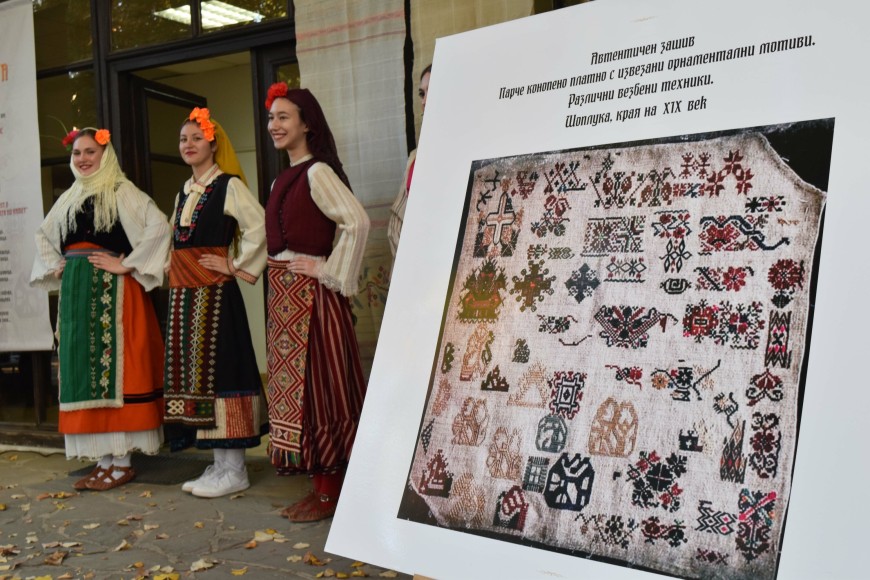 Изложба с над 350 шевици откриха днес в АЕМО "Старият Добрич"