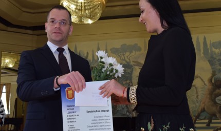 РБ „Дора Габе“ получи колективната награда на Община Добрич по повод Деня на народните будители