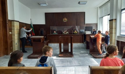 Четвъртокласници от СУ “Св. Св. Кирил и Методий“ гостуваха в Окръжния съд в Добрич