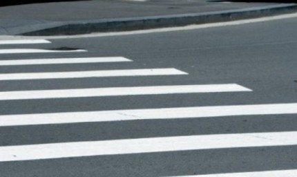 Шофьор отнема предимство на пешеходна пътека и блъска 13-годишно момиче