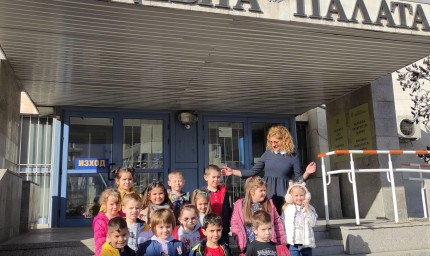 Деца от детска градина „Бодра смяна“ посетиха Районния съд в Добрич
