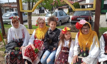 Деца и пенсионери на седянка в Каварна 
