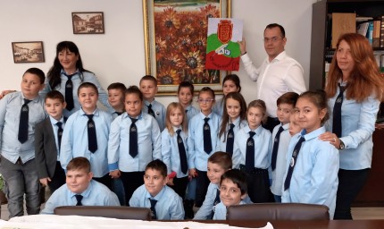 Второкласници от СУ „Любен Каравелов“ седнаха в стола на Кмета 