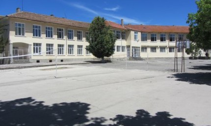 В  ОУ „Отец Паисий“ - с. Батово преписват „История славянобългарска“
