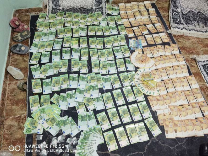 Наркотици и над 30 000 евро откри полицията в частен дом в Добрич