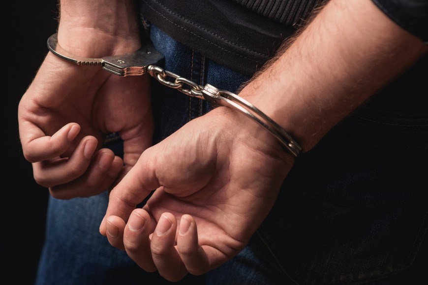 Задържаха под стража 18-годишния  младеж, обвинен за грабеж