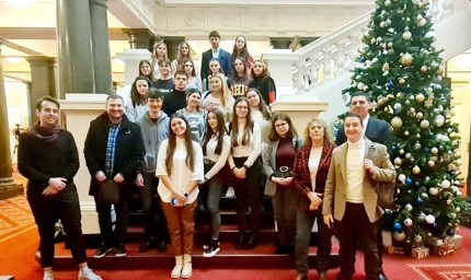 Ученици от ЕГ "Гео Милев" в Добрич посетиха Народното Събрание 