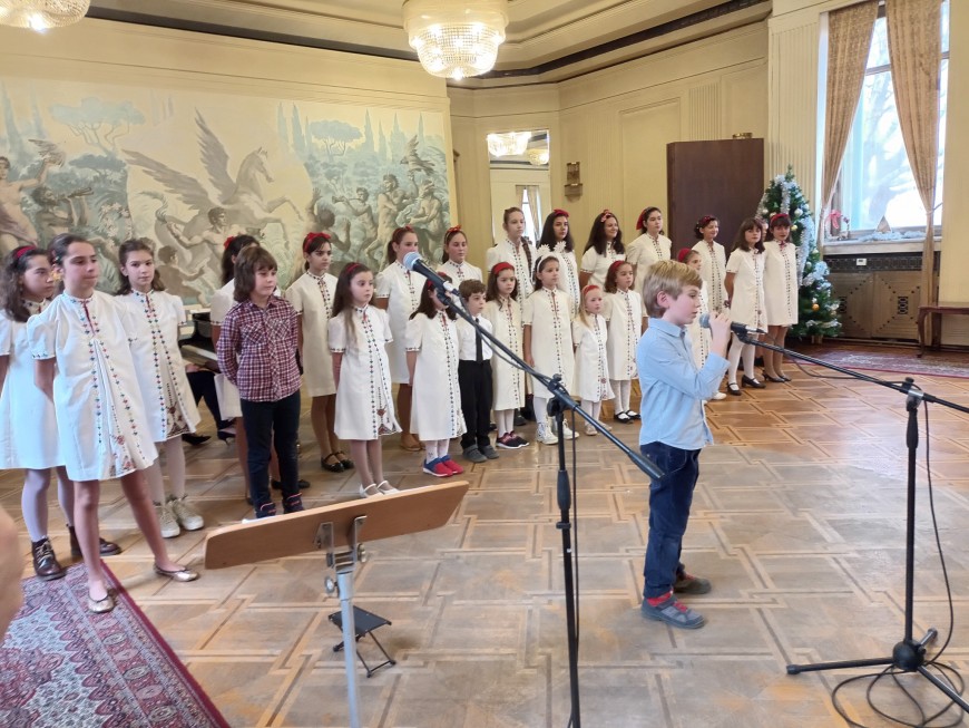 Малките певци от хор „Маестро Захари Медникаров“ заредиха публиката с коледно настроение