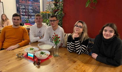 УЧЕНИЦИ ОТ „РАЙКО ЦОНЧЕВ“ НА ПОСЕЩЕНИЕ В КОЛЕДНА ПРАГА  