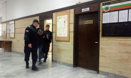 Съдът остави за постоянно в ареста пияният англичанин, нарязал гумите на около 70 автомобила