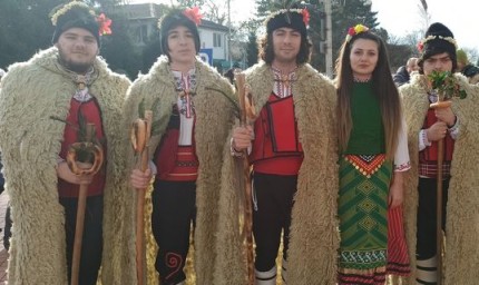 Две коледарски групи ще влязат в домовете на жителите на Кардам