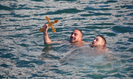 Студент хвана кръста в морето край Балчик при голяма конкуренция