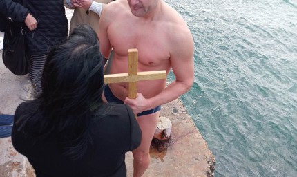 МОМЧИЛ БЕЛЧЕВ ИЗВАДИ КРЪСТА ОТ ВОДИТЕ НА КАВАРНЕНСКОТО МОРЕ ЗА СЕДМИ ПЪТ
