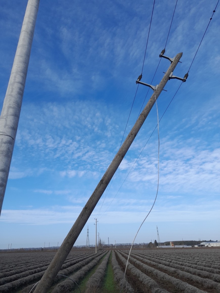 Силният вятър счупи стълб в района на Генерал Тошево