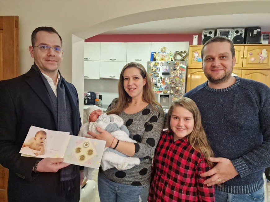 Кметът Йордан Йорданов дари монети на първото бебе за годината в Добрич
