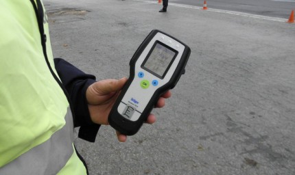 Двама водачи на автомобили са задържани за употреба на алкохол