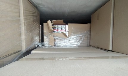 Контрабанда на 900 кашона цигари, скрити като хавлиени кърпи, предотврати НАП