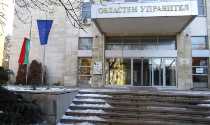 Свалиха наполовина българския национален флаг на административните сгради в Добрич