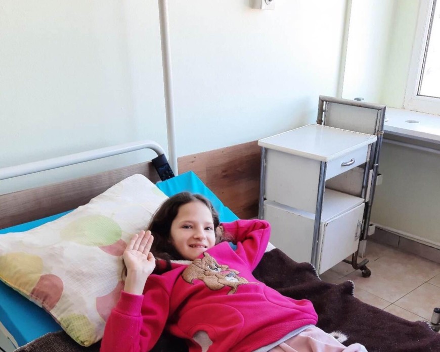 Фондация "Милостиво сърце" набира средства за 11-годишното момиче, блъснато от кола на 28 януари