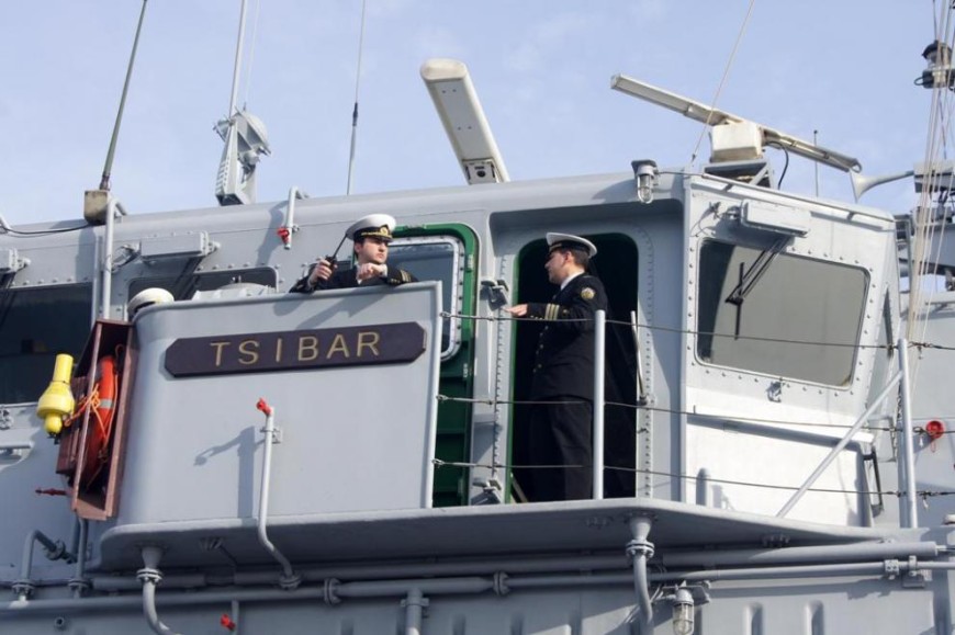 ВОДОЛАЗИ ОТ ВМС  УНИЩОЖИХА   МОРСКА МИНА 