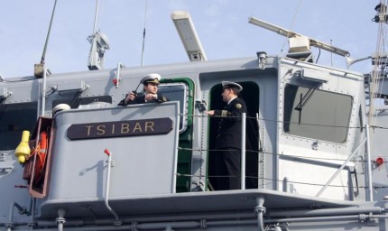 ВОДОЛАЗИ ОТ ВМС  УНИЩОЖИХА   МОРСКА МИНА 