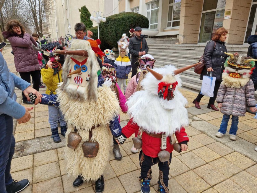 Кукери от детска градина посетиха сградата на Община Добрич
