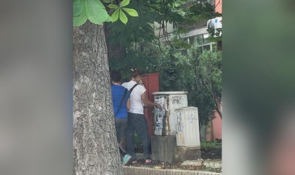 Общинската полиция в Добрич санкционира жена, която лепи реклами на нерегламентирани места