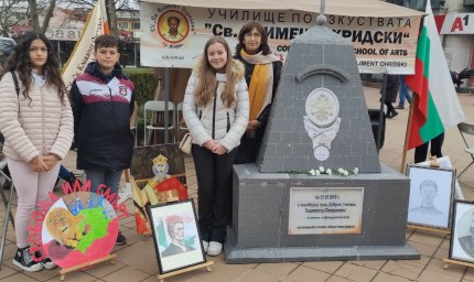 „Караул на паметта“ по повод Националния празник проведоха ученици и учители от СУ „Св. Климент Охридски“ в Добрич