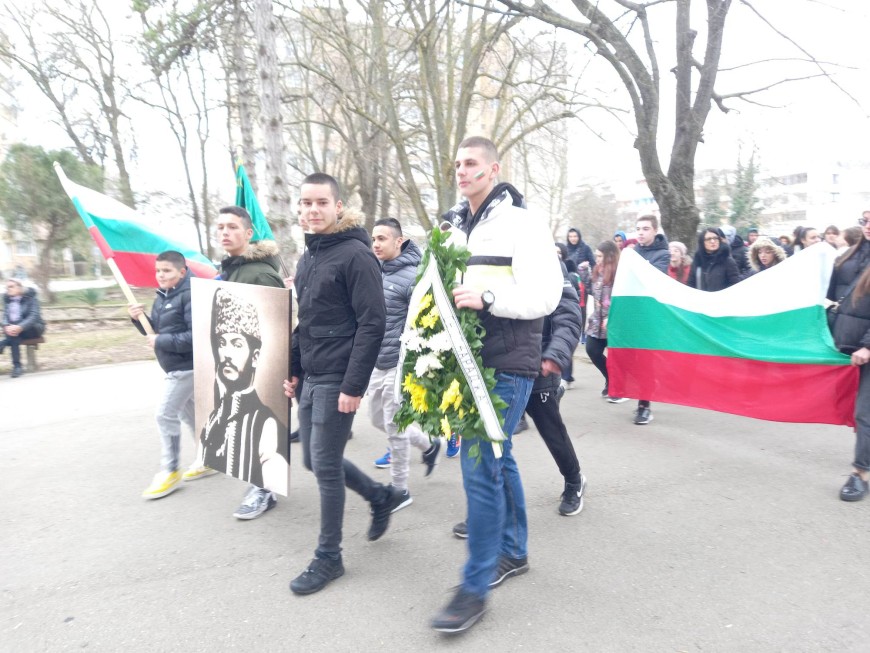 В Каварна отбелязаха 3 март с патриотични песни и шествие