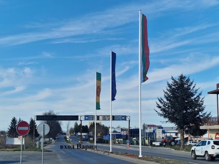 На входовете на Добрич вече се издигат 7-метрови знамена