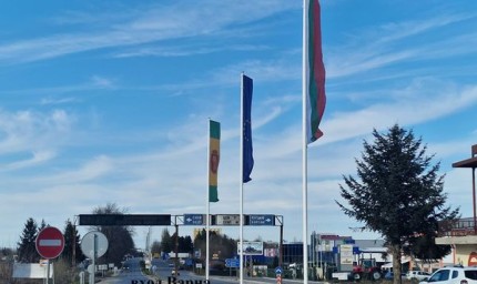 На входовете на Добрич вече се издигат 7-метрови знамена