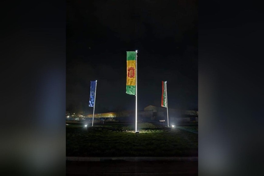 Знамената на входовете на Добрич светнаха
