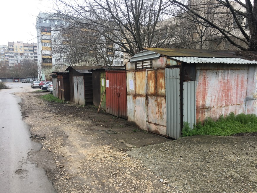Металните гаражи по ул. „Горски извор“ в Добрич трябва да бъдат премахнати