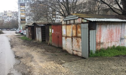 Металните гаражи по ул. „Горски извор“ в Добрич трябва да бъдат премахнати