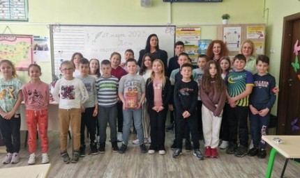 Председателят на  „Майчина грижа“ и гросмайстор Момчил Петков  четоха приказка в СУ „Св.Св. Кирил и Методий“
