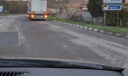Огромна колона от камиони се е образувала на ГКПП „Йовково“ /снимки/