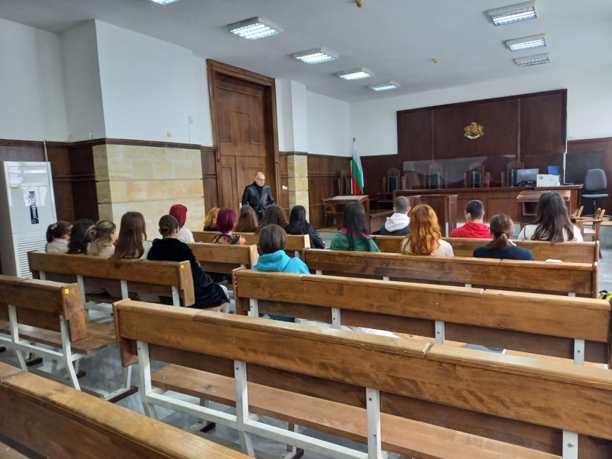 Ученици от ЕГ “Гео Милев“ гостуваха в Окръжния съд - Добрич