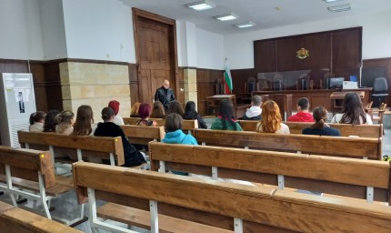 Ученици от ЕГ “Гео Милев“ гостуваха в Окръжния съд - Добрич