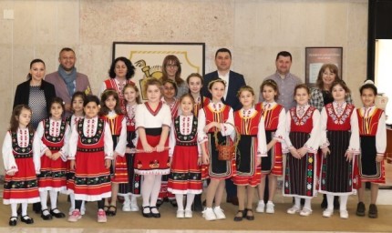 Малки лазарки огласиха общината в Генерал Тошево с песни, танци и наричания