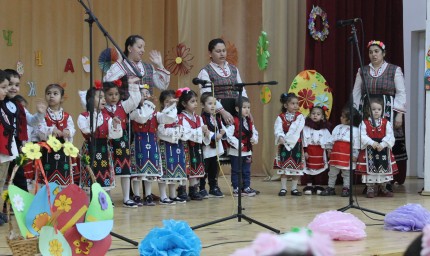 Празнична Великденска въртележка завъртя децата на община Крушари