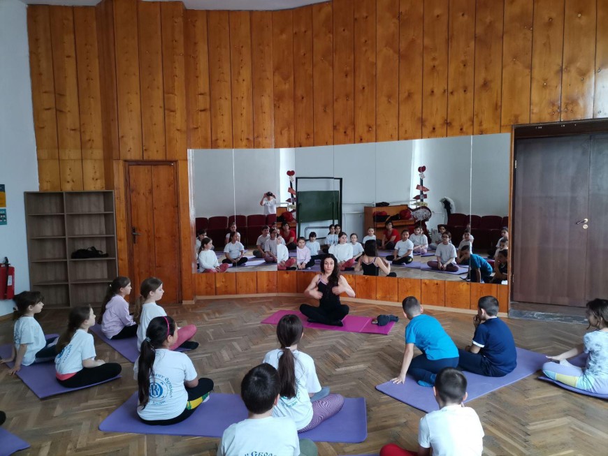 Второкласници от СУ "Св. Климент Охридски" се запознаха с ползите на йогата 