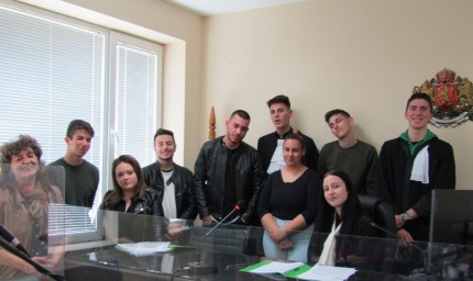 Ученици разиграха съдебен процес в Деня на отворените врати в Районен съд Балчик