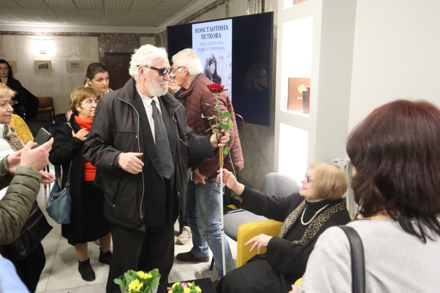 Представянето на книгата на Костантина Петкова препълни фоайето на Библиотеката