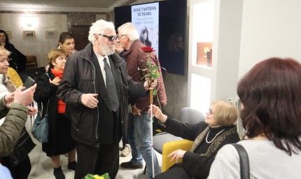 Представянето на книгата на Костантина Петкова препълни фоайето на Библиотеката