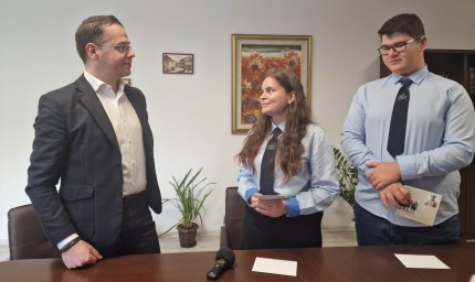 Кметът на Добрич награди добрички лауреати от Олимпиадата по информационни технологии
