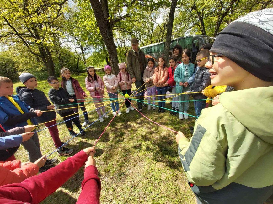 Горски педагози учиха деца от Добрич как се оцелява в гората