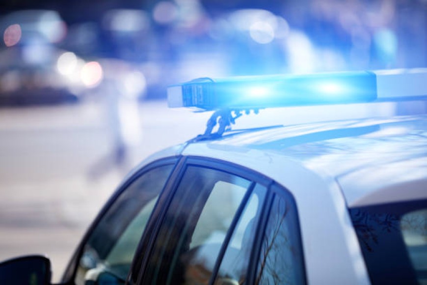 Неизвестен счупи прозорците и увреди гумите на кола в Генерал Тошево
