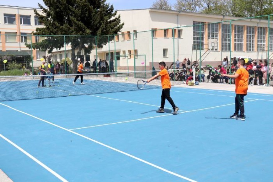 Ден преди края на Седмицата на спорта,  демонстрация по тенис на корт в Генерал Тошево