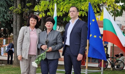 Над 30 педагози получиха отличия по повод 24 май в Добрич /снимки/